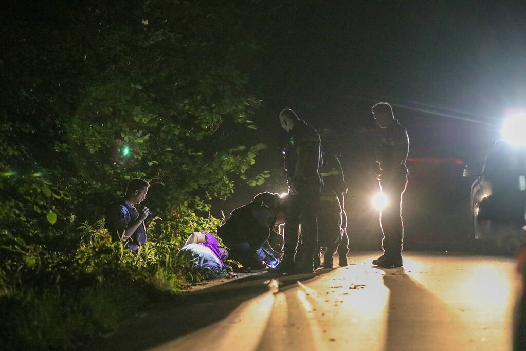 Auto crasht in weiland, bestuurder gevlucht