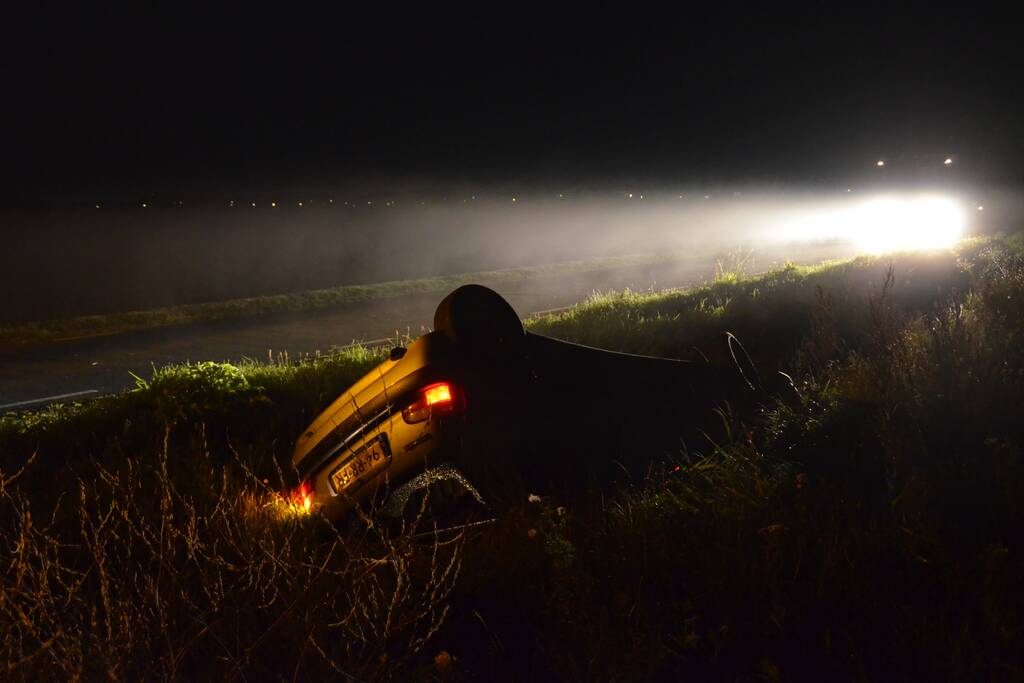 Auto belandt op zijn kop in droge sloot