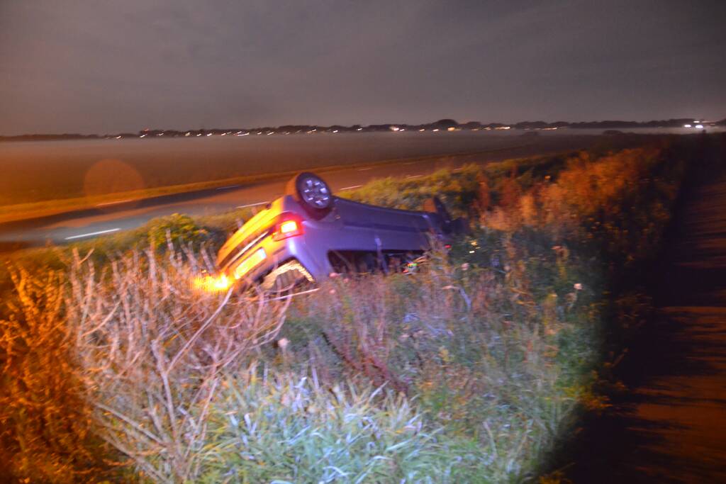 Auto belandt op zijn kop in droge sloot