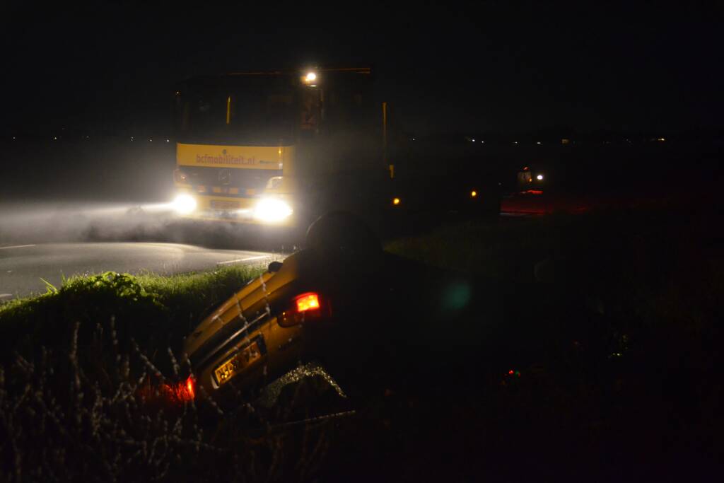 Auto belandt op zijn kop in droge sloot