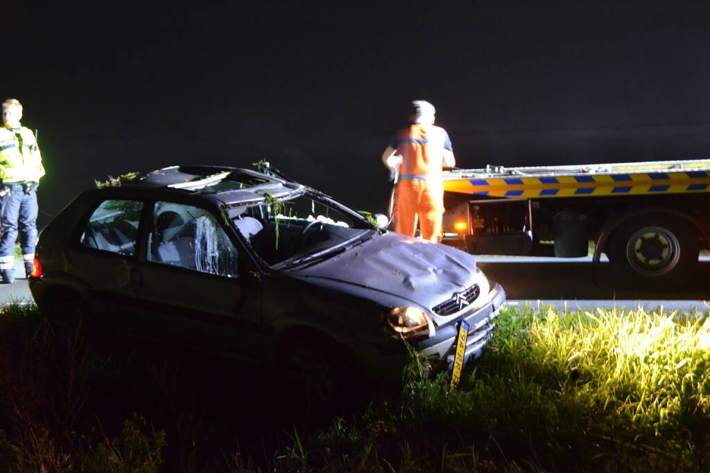 Auto belandt op zijn kop in droge sloot