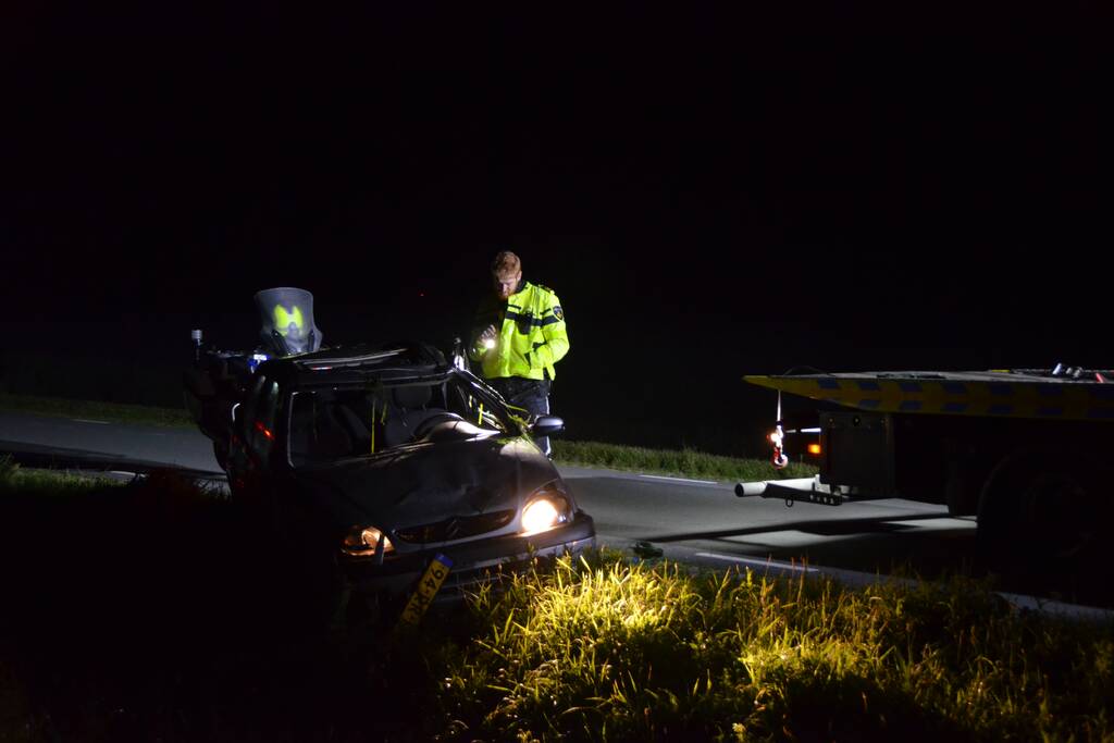 Auto belandt op zijn kop in droge sloot