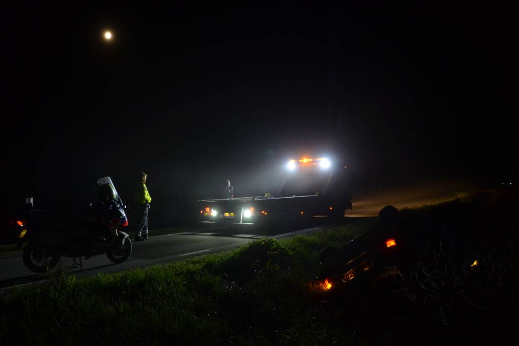 Auto belandt op zijn kop in droge sloot