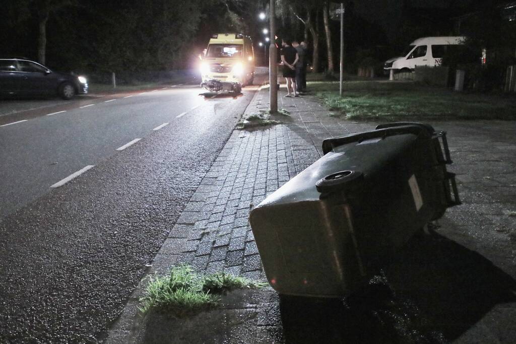 Beschonken bestuurder crasht op kliko en raakt gewond
