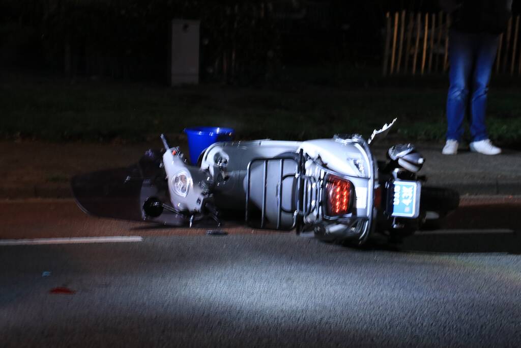 Beschonken bestuurder crasht op kliko en raakt gewond