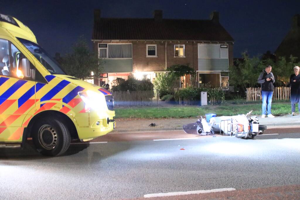 Beschonken bestuurder crasht op kliko en raakt gewond