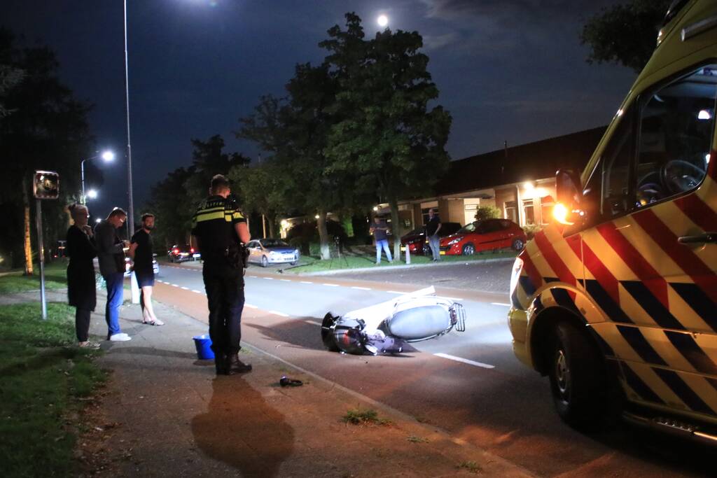 Beschonken bestuurder crasht op kliko en raakt gewond