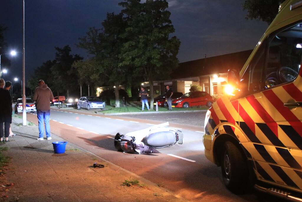 Beschonken bestuurder crasht op kliko en raakt gewond