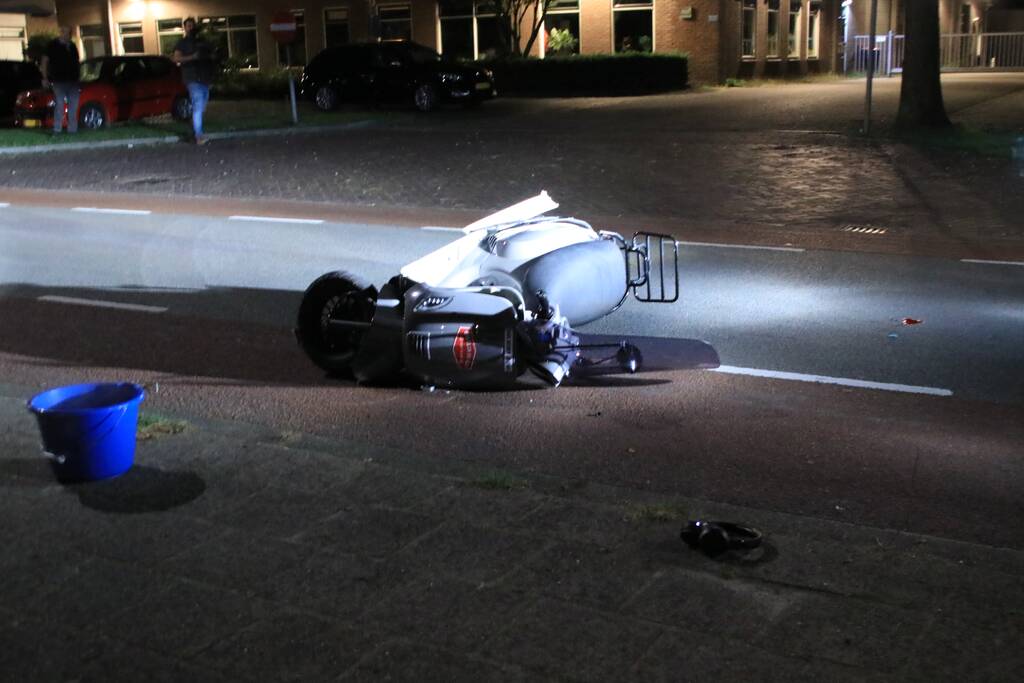 Beschonken bestuurder crasht op kliko en raakt gewond