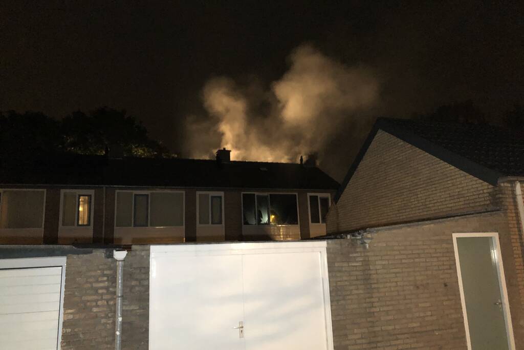 Veel rook bij brand in woning