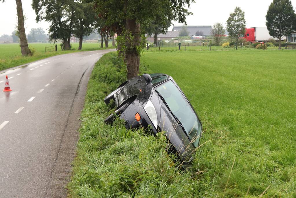 Auto raakt van de weg en belandt in de sloot