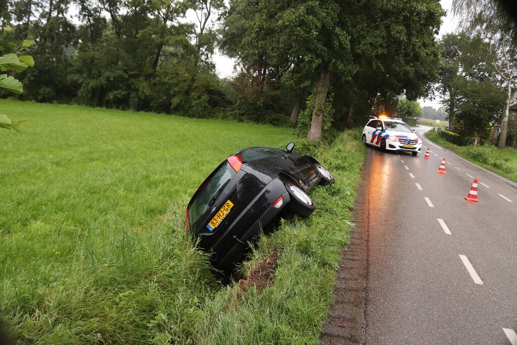 Auto raakt van de weg en belandt in de sloot