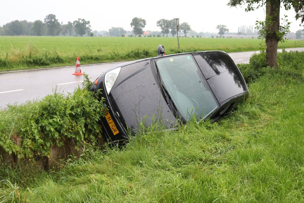 Auto raakt van de weg en belandt in de sloot