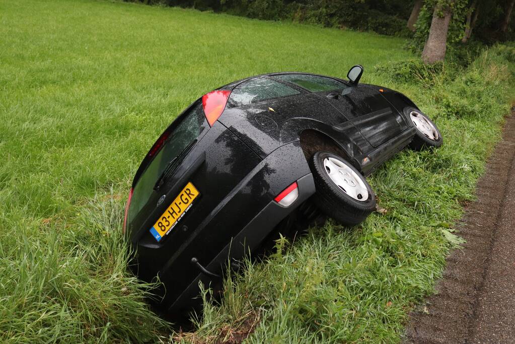 Auto raakt van de weg en belandt in de sloot