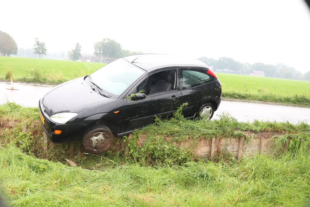 Auto raakt van de weg en belandt in de sloot