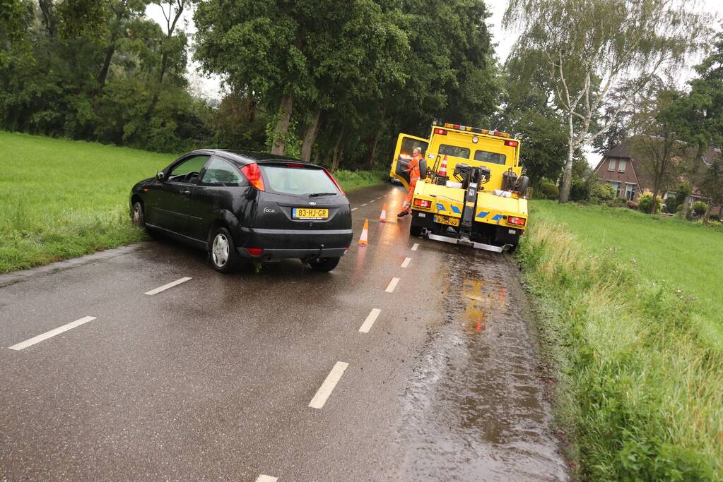 Auto raakt van de weg en belandt in de sloot