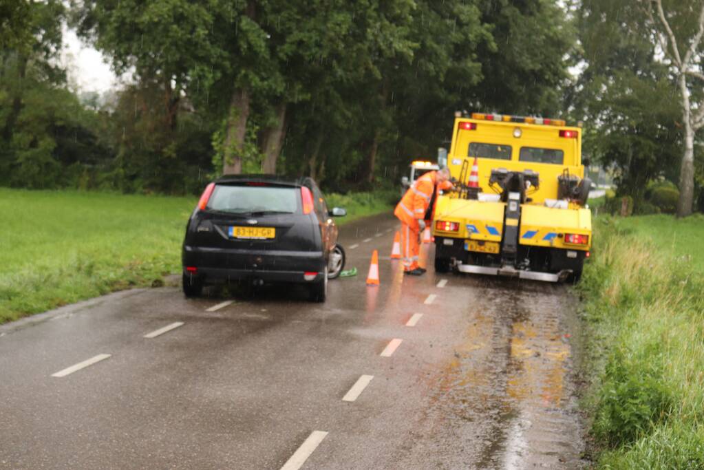 Auto raakt van de weg en belandt in de sloot