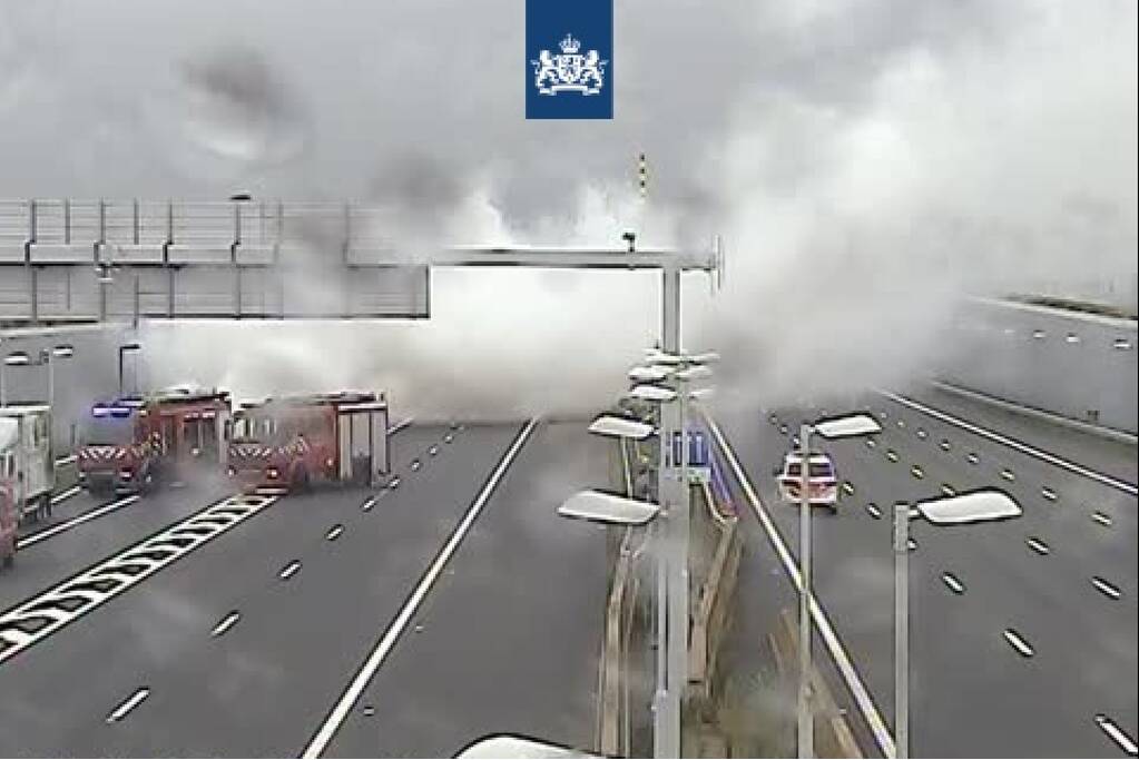 Auto gaat in vlammen op voor Ketheltunnel