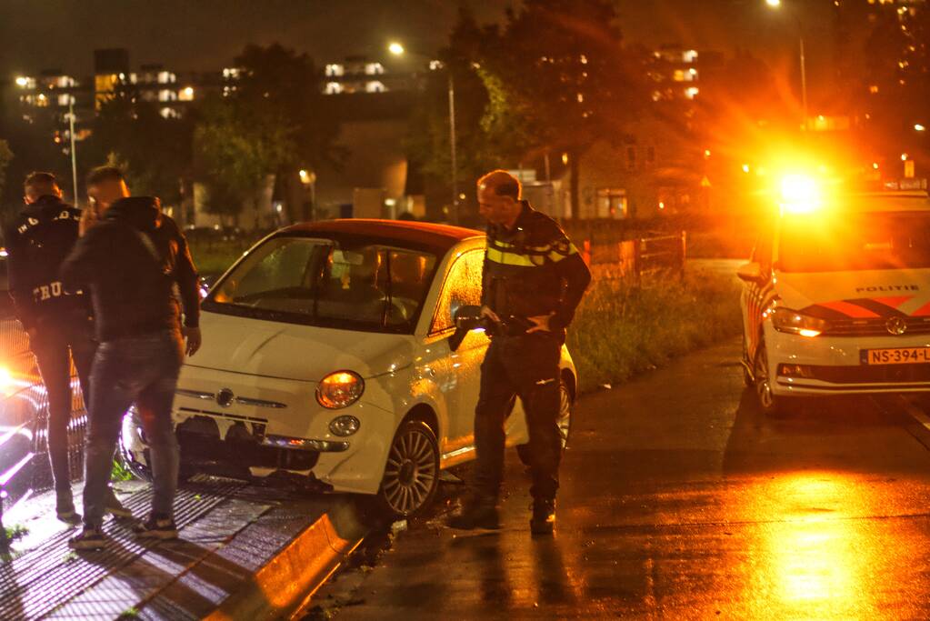 Automobilist verliest macht over het stuur en ramt hek van busbaan