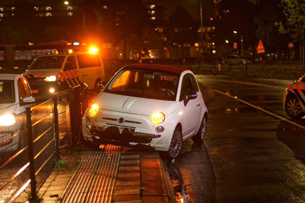 Automobilist verliest macht over het stuur en ramt hek van busbaan