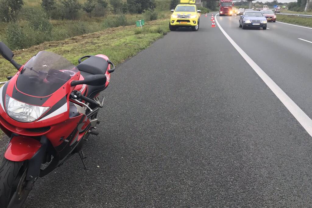 Kawasaki Ninja motor achtergelaten op vluchtstrook A50