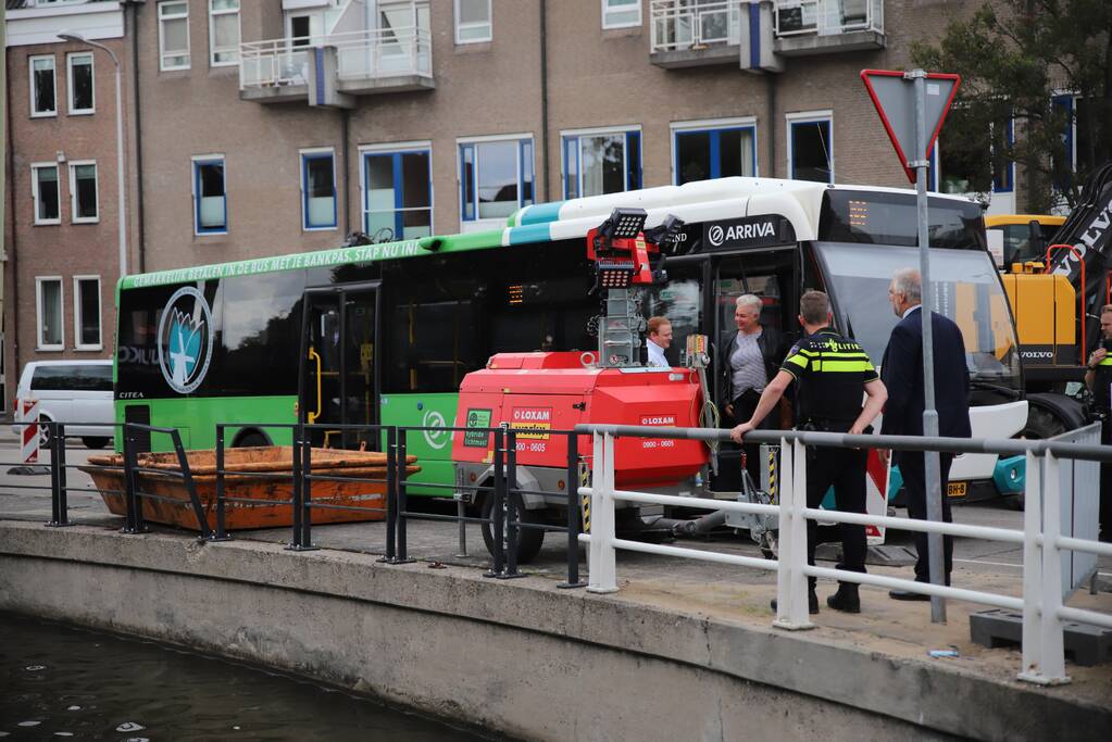 Stadsbus rijdt tegen containerbak