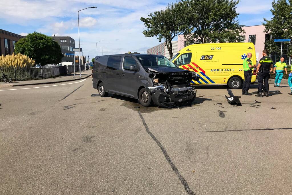 Auto belandt op z'n kop na aanrijding met bestelbus