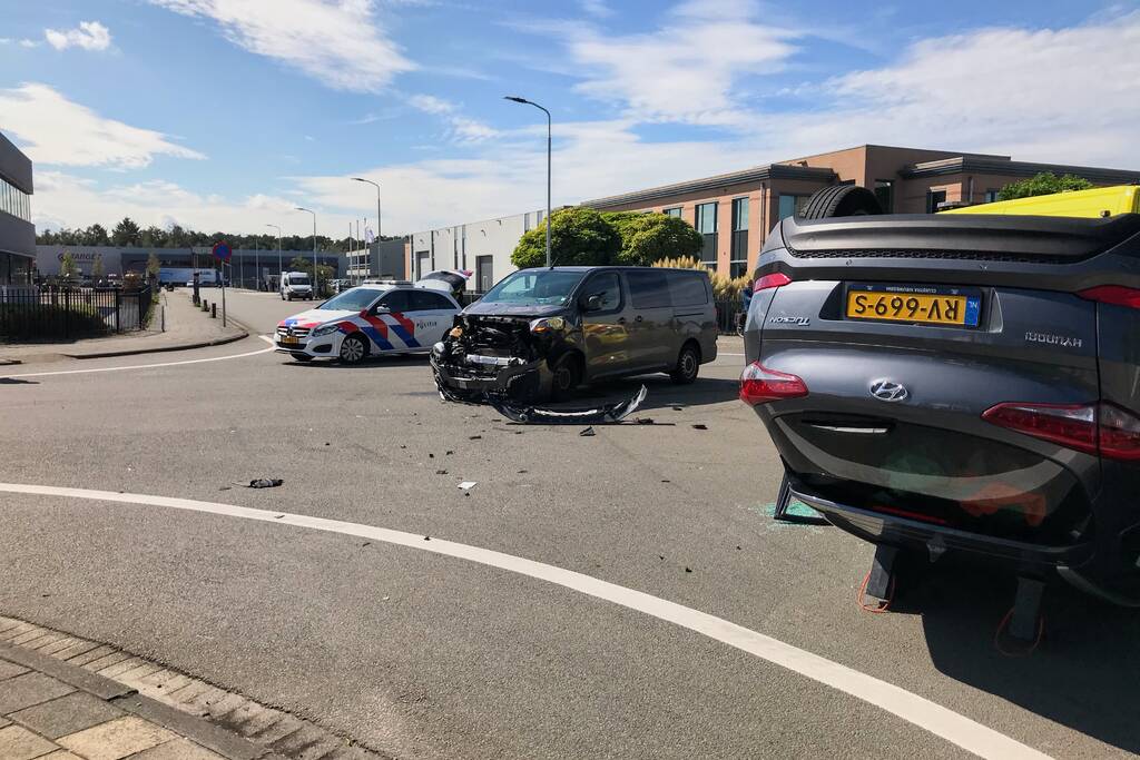 Auto belandt op z'n kop na aanrijding met bestelbus