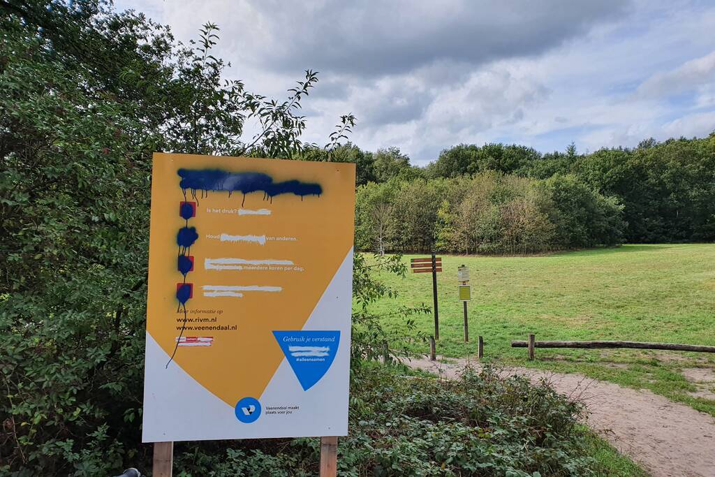 Corona COVID-19 waarschuwingsbord gemolesteerd bij bosrand