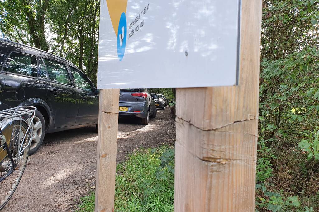 Corona COVID-19 waarschuwingsbord gemolesteerd bij bosrand