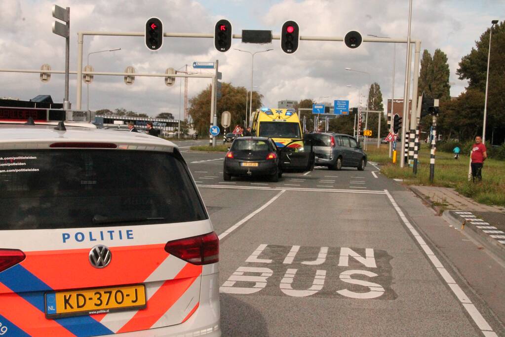 Twee auto's botsen op elkaar voor stoplicht