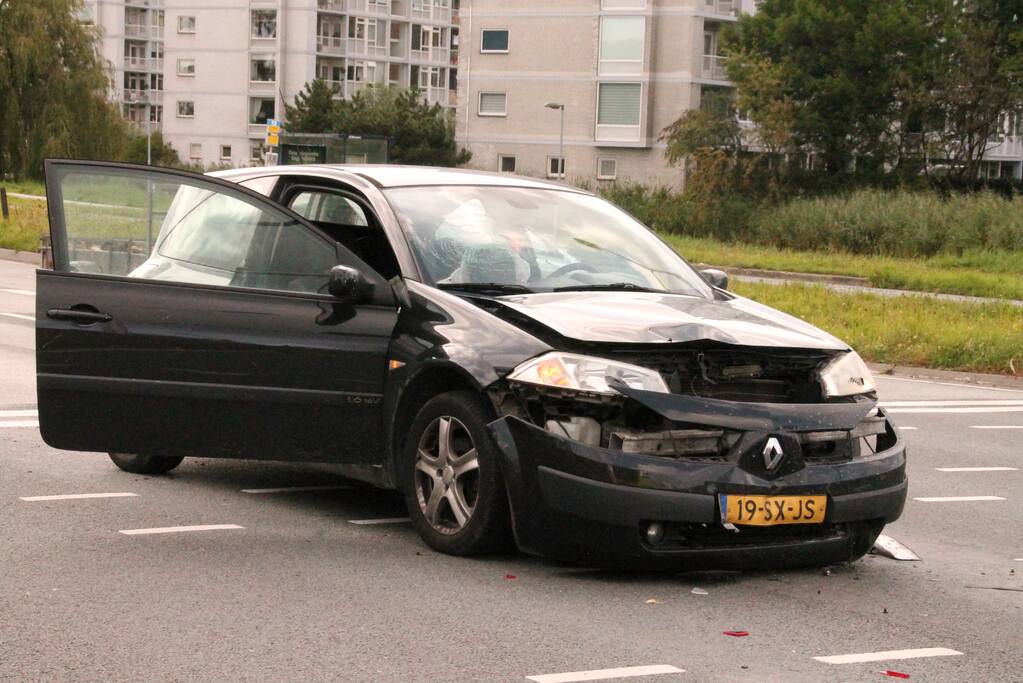 Twee auto's botsen op elkaar voor stoplicht