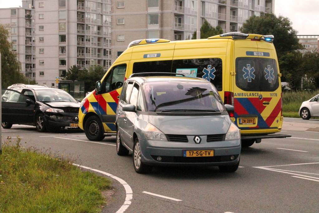 Twee auto's botsen op elkaar voor stoplicht