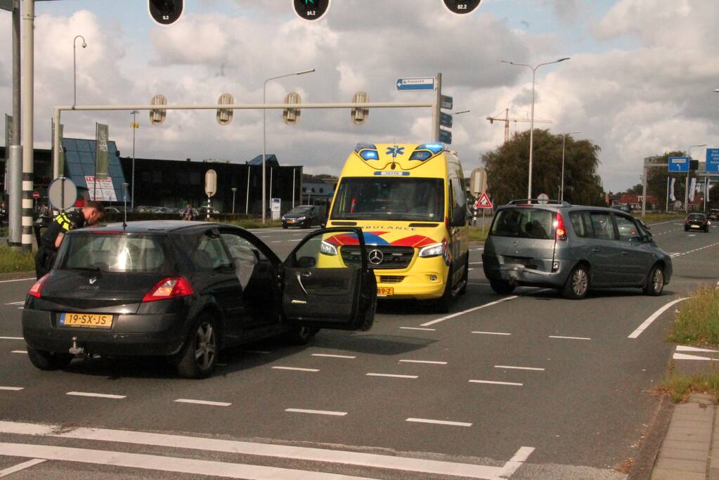 Twee auto's botsen op elkaar voor stoplicht