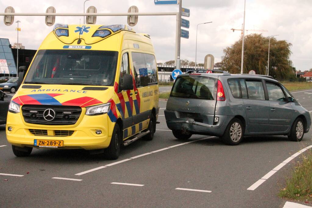 Twee auto's botsen op elkaar voor stoplicht