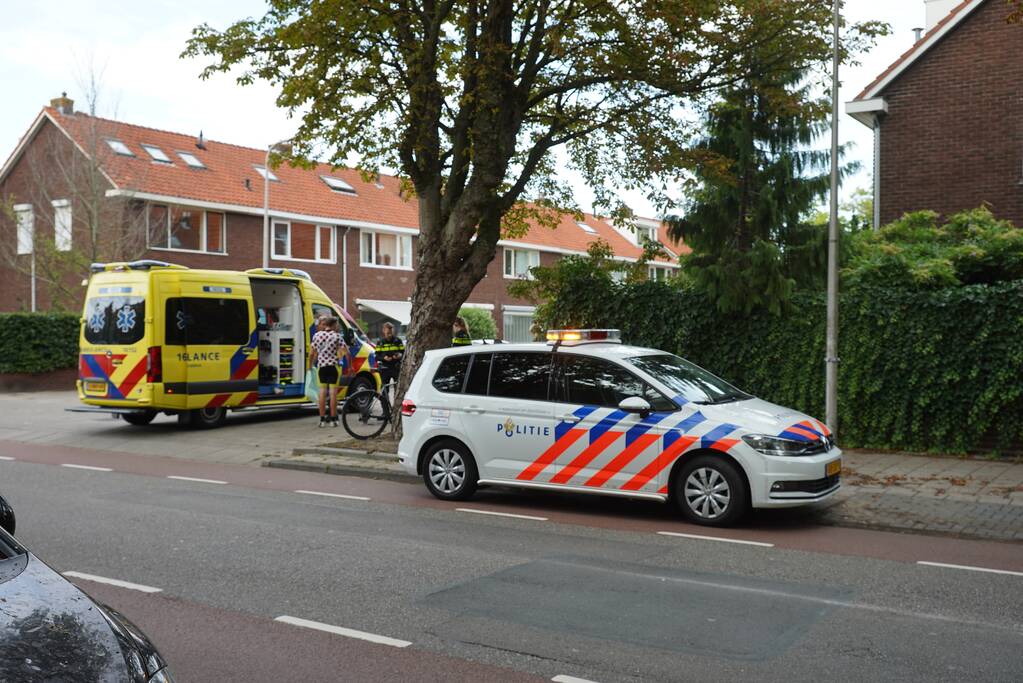 Racefietser geschept door auto en raakt gewond
