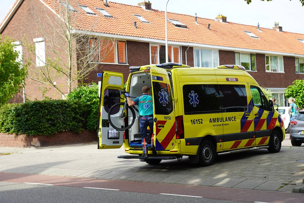 Racefietser geschept door auto en raakt gewond