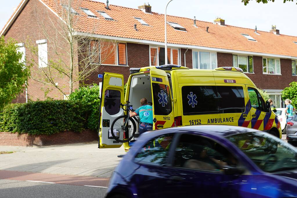 Racefietser geschept door auto en raakt gewond