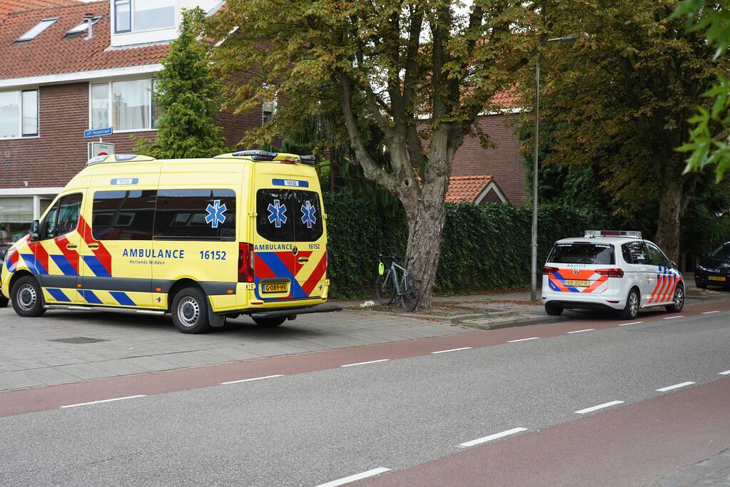 Racefietser geschept door auto en raakt gewond