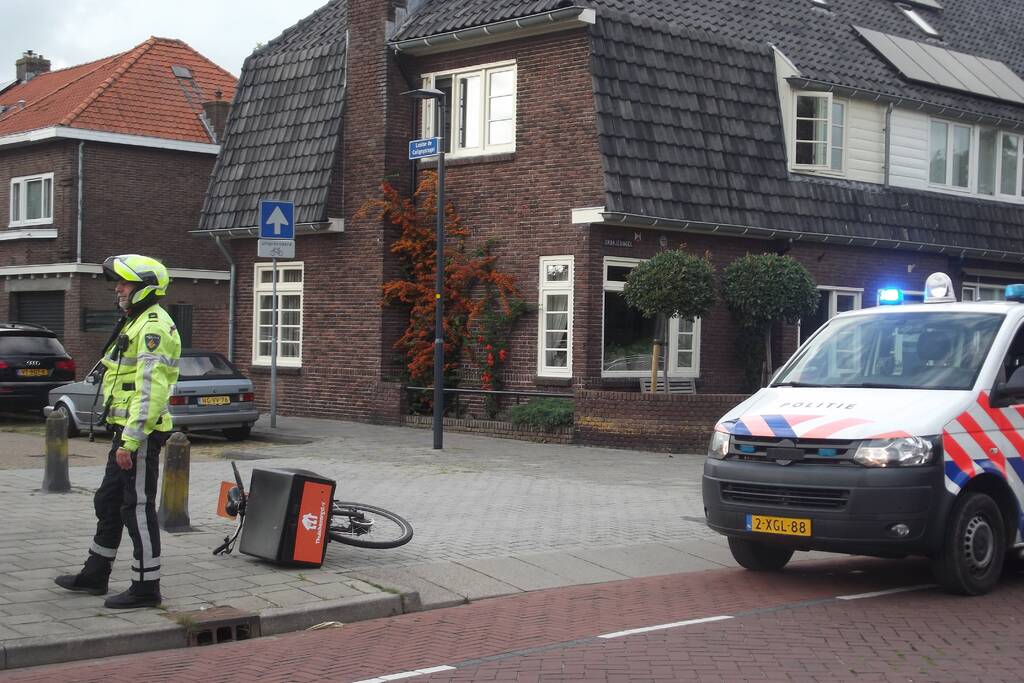 Maaltijdbezorger gaat hard onderuit met fiets