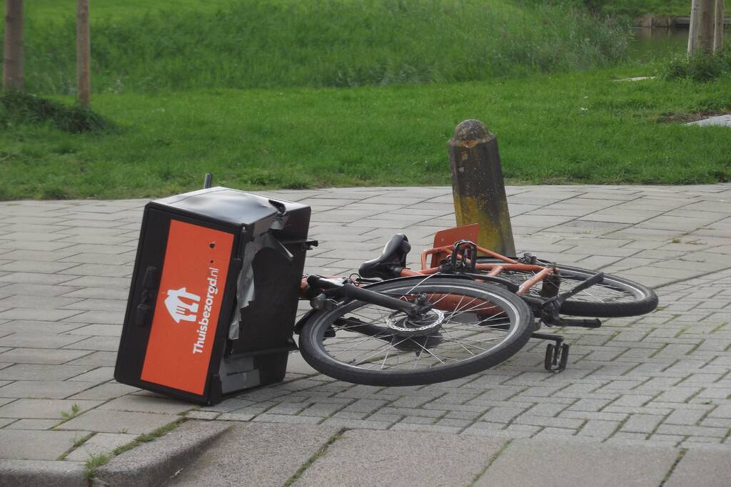 Maaltijdbezorger gaat hard onderuit met fiets