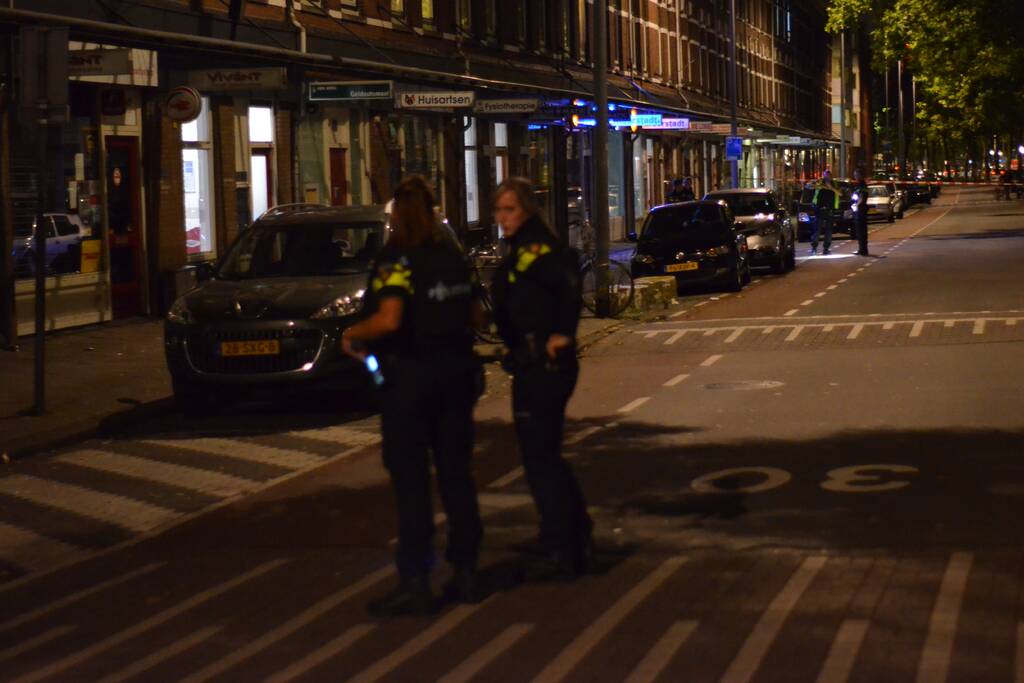 Auto beschoten, meerdere hulzen gevonden