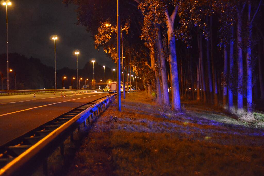 EOD onderzoekt auto met mogelijk explosieven