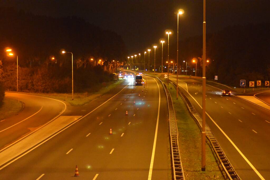 EOD onderzoekt auto met mogelijk explosieven