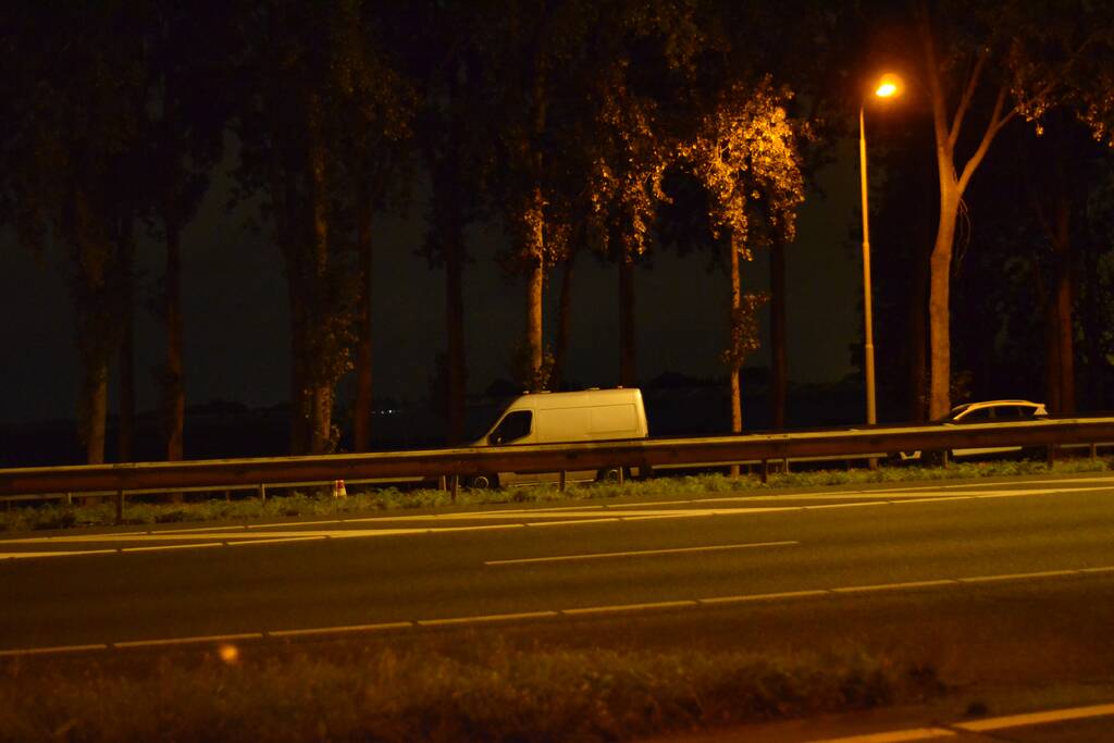 EOD onderzoekt auto met mogelijk explosieven