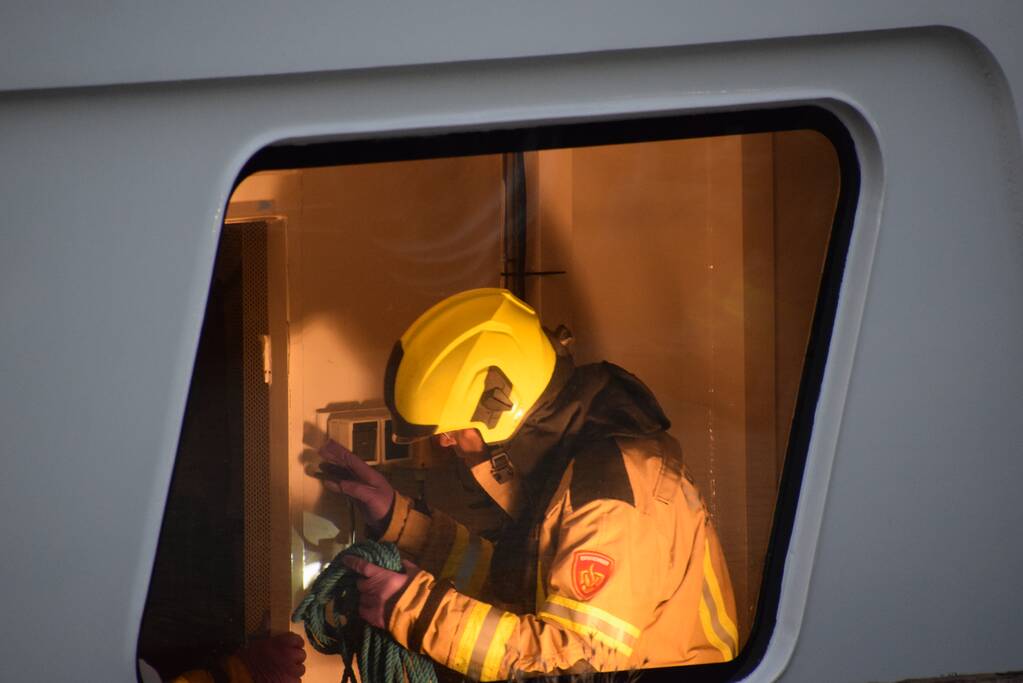 Machinekamer van binnenvaartschip loopt vol water