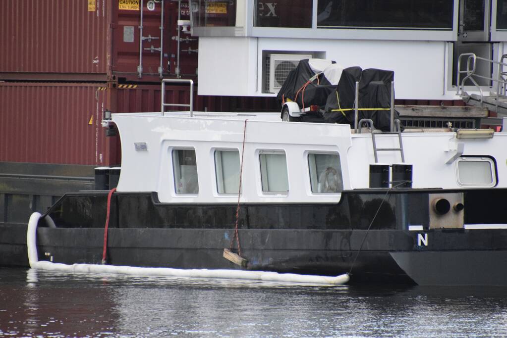 Machinekamer van binnenvaartschip loopt vol water