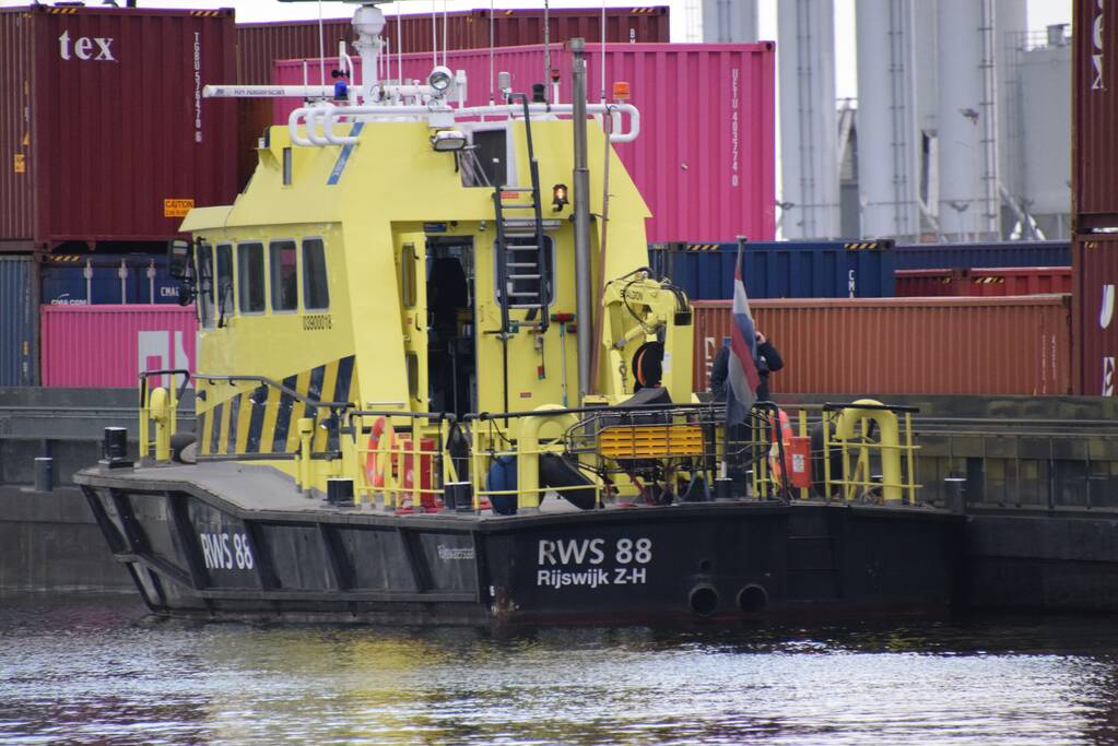 Machinekamer van binnenvaartschip loopt vol water