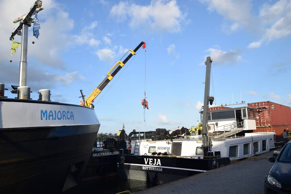 Machinekamer van binnenvaartschip loopt vol water