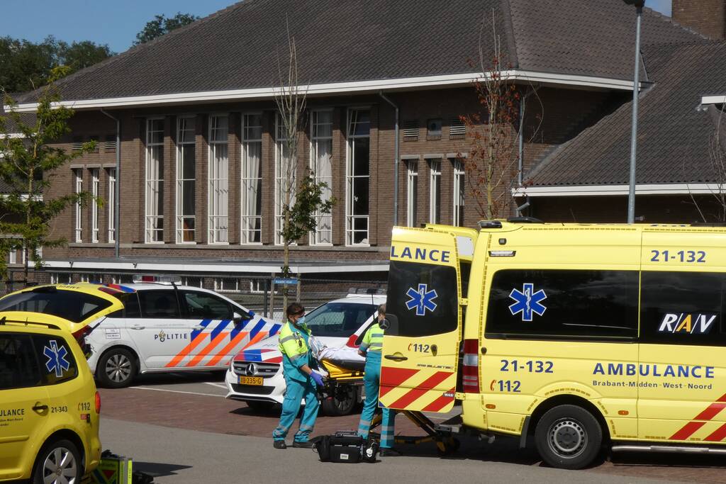 Steekpartij bij asielzoekerscentrum, verdachte slaat op de vlucht